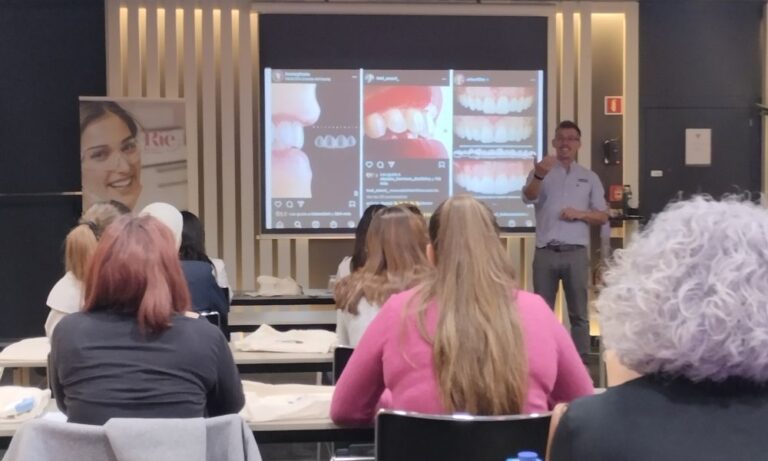 El Dr. Alejandro Welschen durante el taller de fotografía odontológica, impartido a higienistas bucodentales en Barcelona. En un entorno de aprendizaje interactivo, el Dr. Welschen, odontólogo y fotógrafo profesional, muestra ejemplos de fotografía dental en pantalla grande mientras explica técnicas y consejos para capturar imágenes clínicas de alta calidad. Las asistentes higienistas, siguen la presentación con atención, listas para implementar estos conocimientos en su práctica diaria.