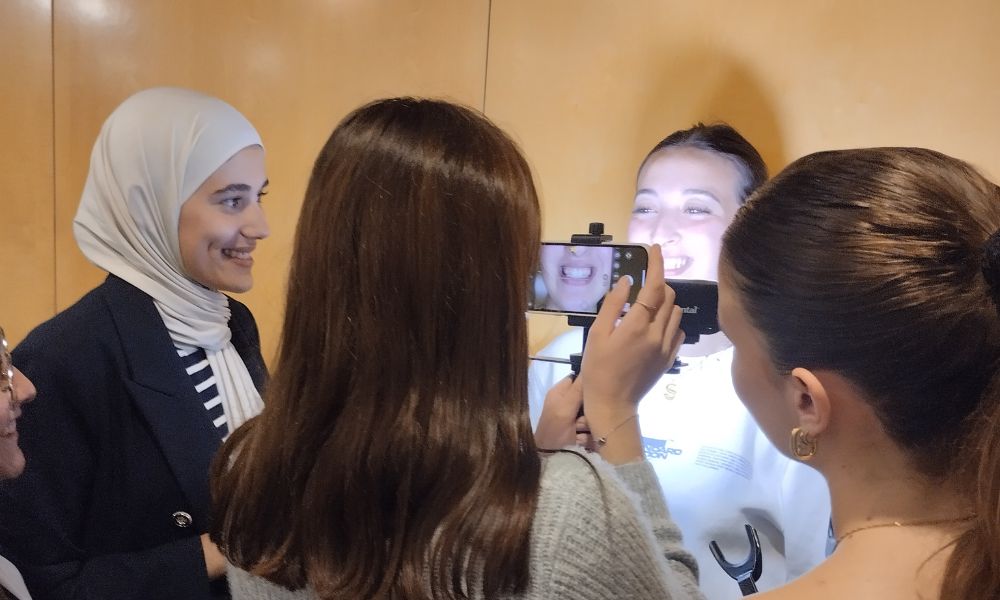 Higienistas dentales experimentando con el sistema de iluminación RESOLUT durante el curso de fotografía odontológica en Barcelona. Esta formación práctica les permite mejorar sus habilidades en documentación clínica, capturando imágenes nítidas y profesionales para fortalecer su papel en el equipo clínico y aportar valor a la presentación de casos.