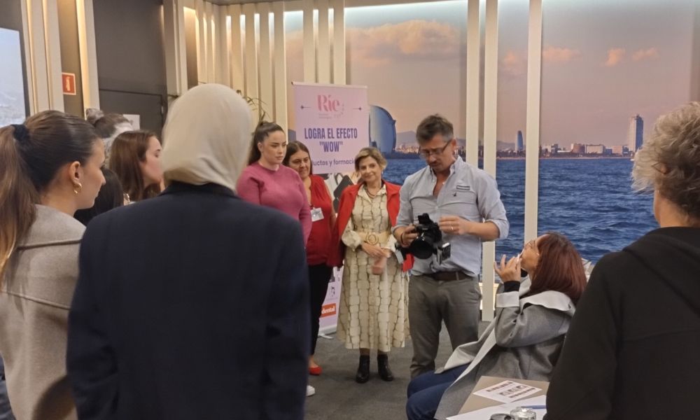 En esta imagen, el Dr. Alejandro Welschen, experto en fotografía dental, guía a un grupo de higienistas bucodentales en la parte práctica del curso “Haciendo Simple la Fotografía Odontológica” en Barcelona. Rodeado de profesionales atentas, el Dr. Welschen responde a preguntas y demuestra técnicas clave de fotografía clínica, creando un ambiente colaborativo y de aprendizaje interactivo. La imagen captura la energía de un espacio de formación dinámico, donde las asistentes, equipadas para llevar sus habilidades al siguiente nivel, reciben consejos prácticos y adaptados a su día a día en clínica.