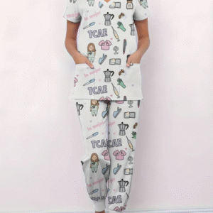 Conjunto de Dos Piezas fondo blanco con Estampado Animado "Café y Dentista", Cuello en V, Manga Corta y Bolsillos - Talla L